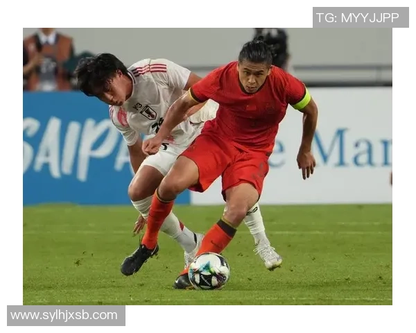 足球明星在赛场上意外受伤踢球踢到要害引发关注与讨论